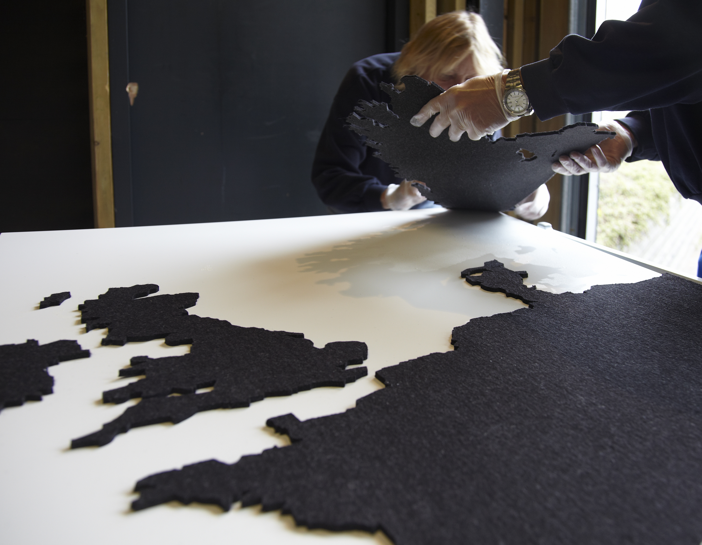 fraster, filt, opklæbning, akustik, uld filt, inspiration, design, indretning, filttavle, udsmykning, opklæbet filt, filt på væg, limet filt, vægfilt, filtfarve, dekoration